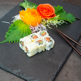 Tempura, saumon, concombre, cheese